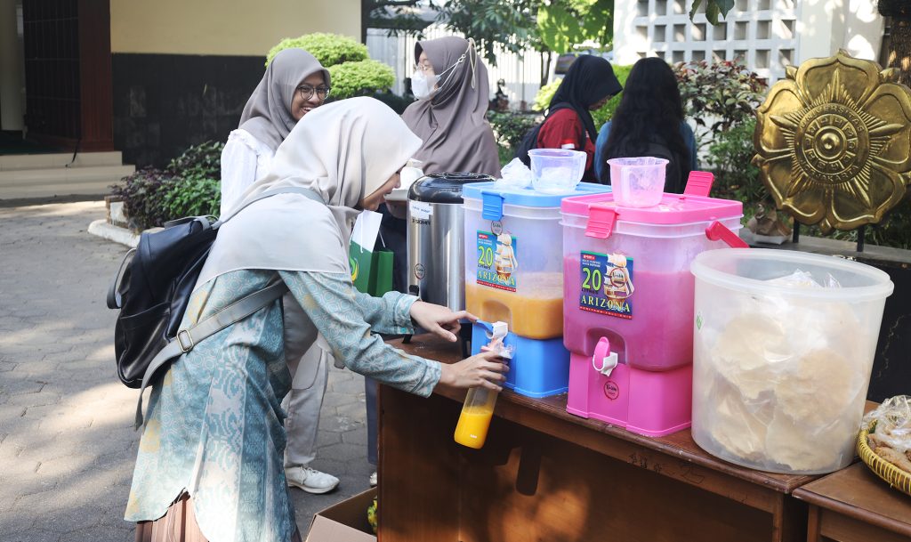 Mahasiswa mengambil minuman sendiri