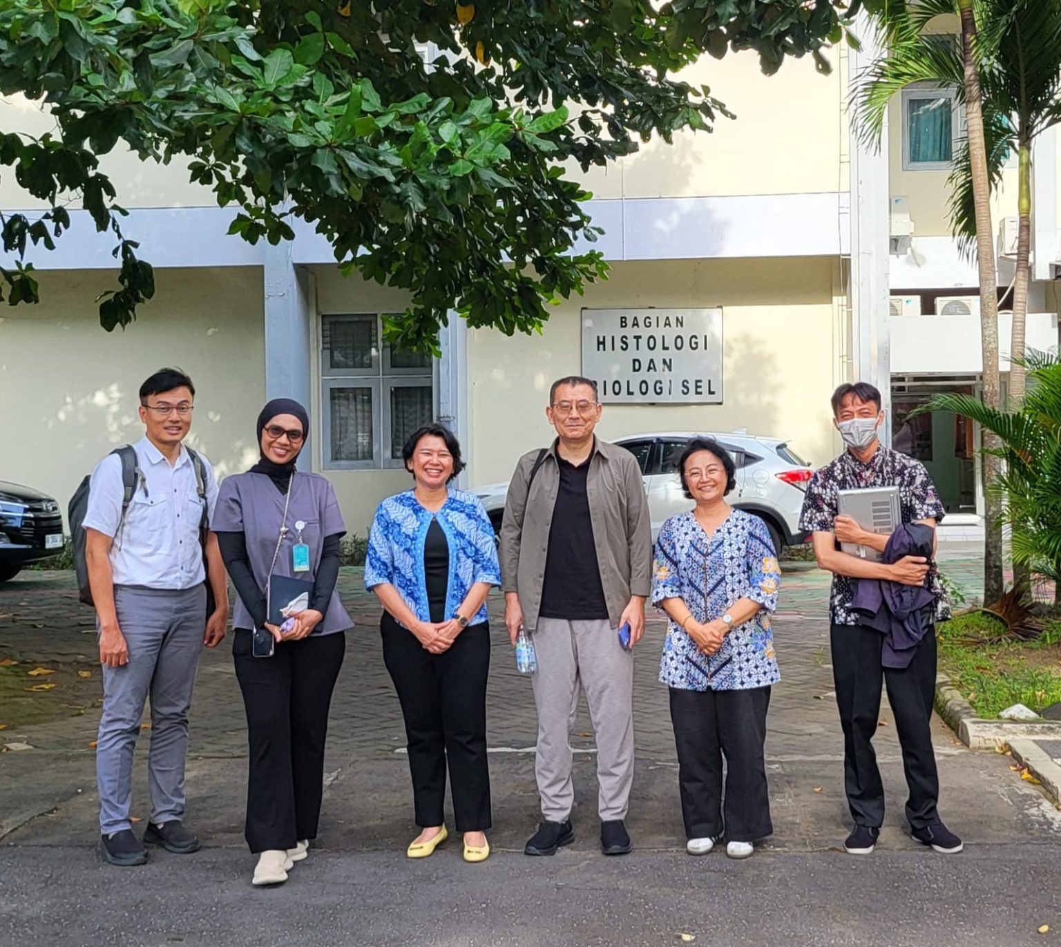 Faculty of Medicine, Public Health, and Nursing (FK-KMK) at Gadjah Mada University welcomed a visit from Prof. Jianjun Liu of the Genome Institute of Singapore (GIS) on Wednesday, April 23, 2025, to strengthen research collaboration on Epstein-Barr Virus (EBV) genomics and nasopharyngeal carcinoma (NPC).