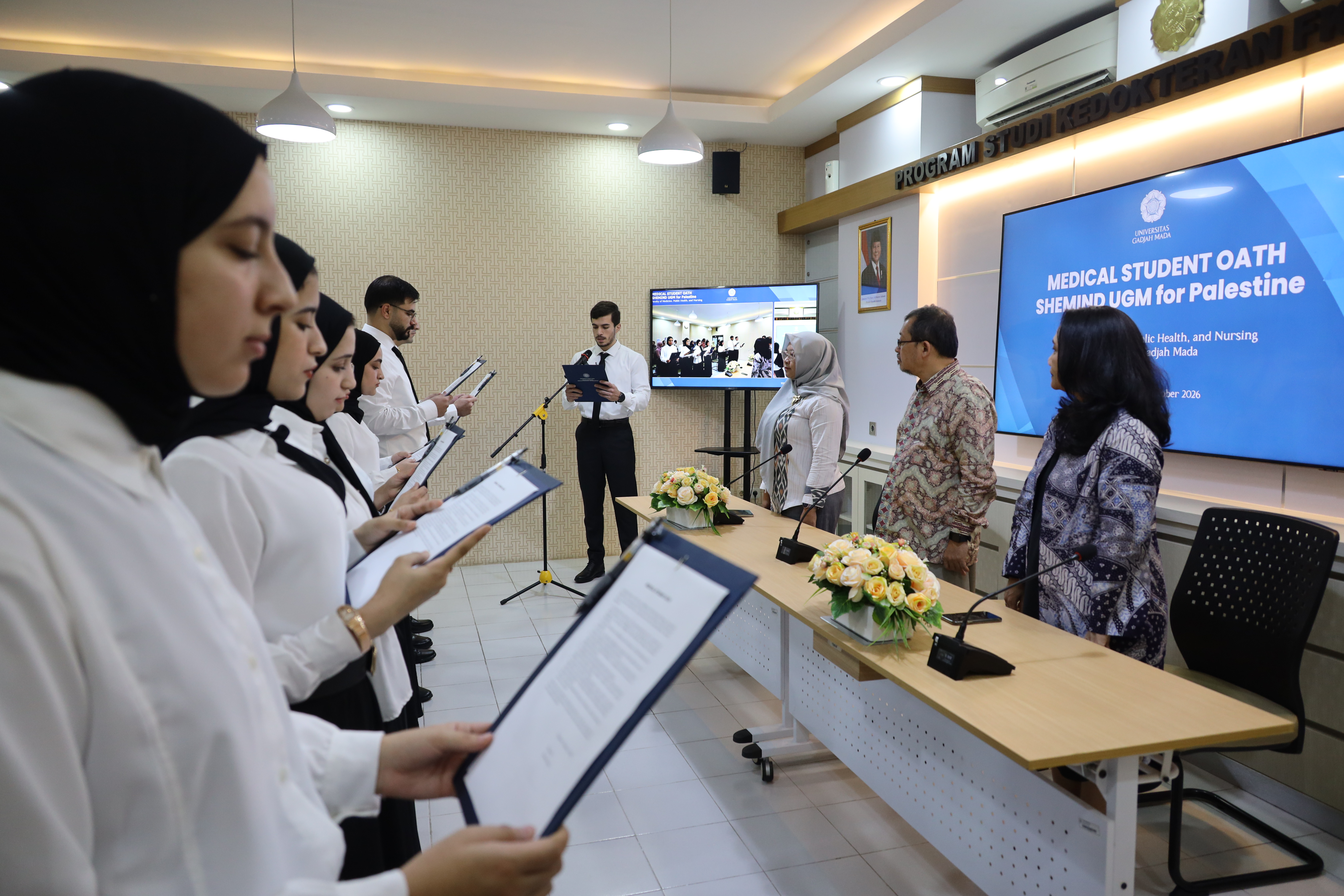 8 Dokter Muda Palestina Program SHEMIND FK-KMK UGM Ucap Janji Koas untuk Jalankan Misi Kemanusiaan